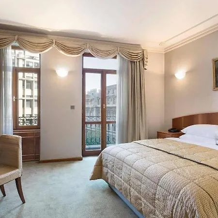 Ramada By Wyndham Majestic Бухарест